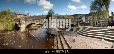 Die alte Lastesel Brücke in der Yorkshire Stadt Hebden Bridge über den Fluss Hebden. Stockfoto