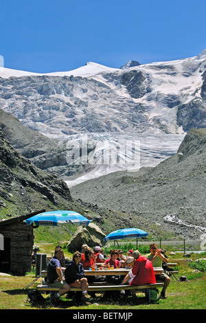 Touristen, die Ruhe vor den sich zurückziehenden Moiry Gletscher in den Walliser Alpen / Walliser Alpen, Valais / Wallis, Schweiz Stockfoto