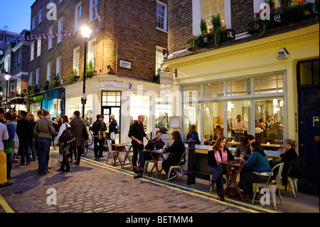 Menschen außerhalb Restaurant La Trouvaille. Soho. London. Großbritannien. UK Stockfoto