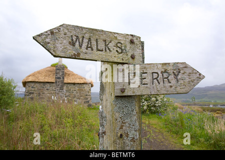 Holzschilder für Fähre und Wanderungen in Schottland Stockfoto