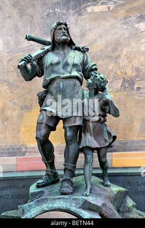 Statue des Schweizer mittelalterlichen Volkshelden William Tell / Wilhelm Tell mit Sohn und Armbrust in der Stadt Altdorf, Kanton Uri, Schweiz Stockfoto