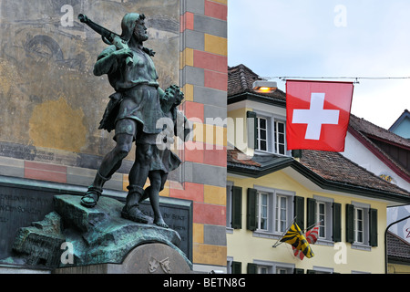 Statue des Schweizer mittelalterlichen Volkshelden William Tell / Wilhelm Tell mit Sohn und Armbrust in der Stadt Altdorf, Kanton Uri, Schweiz Stockfoto