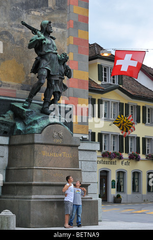 Statue des Schweizer mittelalterlichen Volkshelden William Tell / Wilhelm Tell mit Sohn und Armbrust in der Stadt Altdorf, Kanton Uri, Schweiz Stockfoto