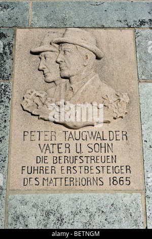 Grabstein auf dem Friedhof von Zermatt von Vater und Sohn Taugwalder, Bergführer auf das Matterhorn, Valais / Wallis, Schweiz Stockfoto