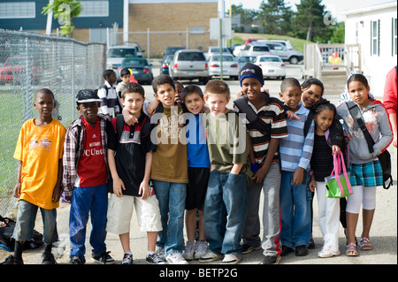 Große Gruppe von Studenten außerhalb Buche Grundschule Manchester NH. Bild ist kein Modell / Eigenschaft freigegeben. Stockfoto