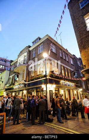 Menschen außerhalb der White Horse Pub trinken. Soho. London. Großbritannien. UK Stockfoto