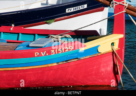 Traditionelle katalanische Angelboote/Fischerboote in Collioure, Südfrankreich Stockfoto