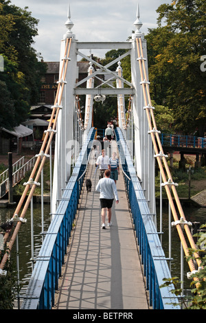 Fußgänger überqueren den Steg Brücke über die Themse bei Teddington Lock, Teddington Middx, UK. Stockfoto