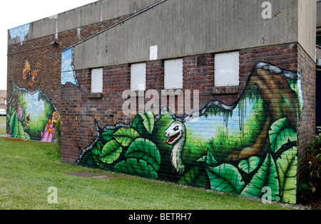 Neu lackiert bunte Wandmalereien, die vor kurzem zu Schinken & Petersham Jugendclub, Schinken Village Green, Richmond, Großbritannien. Aug 2009 Stockfoto