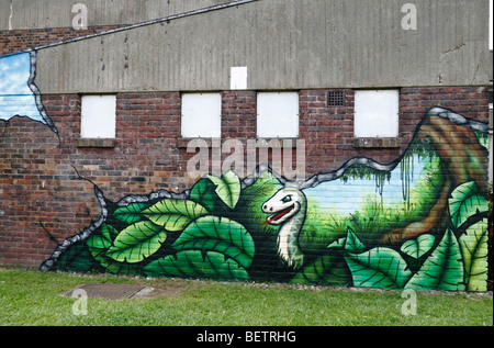 Neu lackiert bunte Wandmalereien, die vor kurzem zu Schinken & Petersham Jugendclub, Schinken Village Green, Richmond, Großbritannien. Aug 2009 Stockfoto