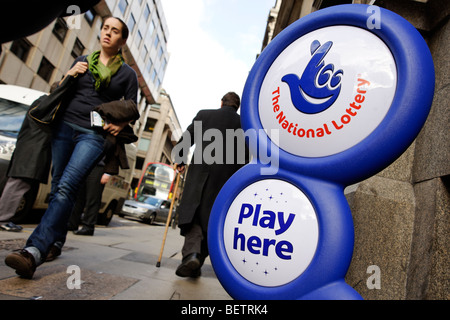 Die National Lottery-Zeichen vor einem Kiosk-Geschäft. London. Großbritannien. UK Stockfoto