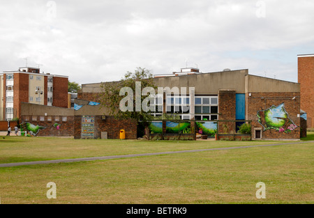 Neu lackiert bunte Wandmalereien, die vor kurzem zu Schinken & Petersham Jugendclub, Schinken Village Green, Richmond, Großbritannien. Aug 2009 Stockfoto