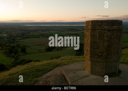 Sonnenuntergang an der Topograph auf Coaley Gipfel in der Nähe von Stroud Gloucestershire, England Stockfoto