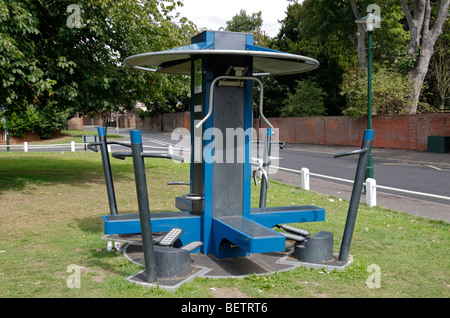 Eine experimentelle FitPoint Bewegung im freien Maschine in Schinken Village Green Richmond, UK genommen. Stockfoto