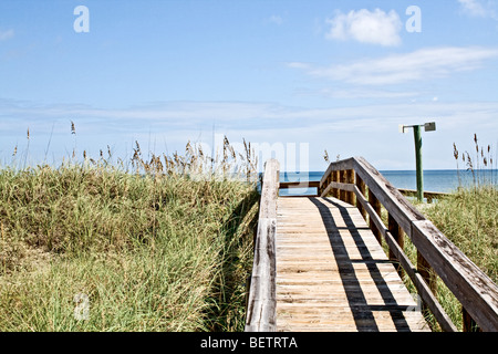 Erhöhten Holzsteg bis hin zum Atlantischen Ozean in Florida Stockfoto