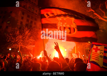 Siegesfeier der Fußball Fan Menge winken mit einer Fahne in Barcelona. Stockfoto