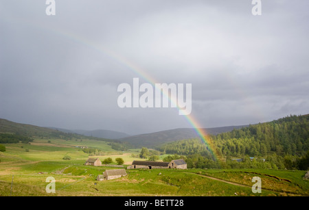 Regenbogen und einem Bauernhof in Glen Gairn, in der Nähe von Ballater, Schottisches Hochland. Stockfoto