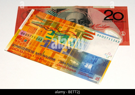 Schweizer Franken und australischer Dollar-Banknoten. Stockfoto