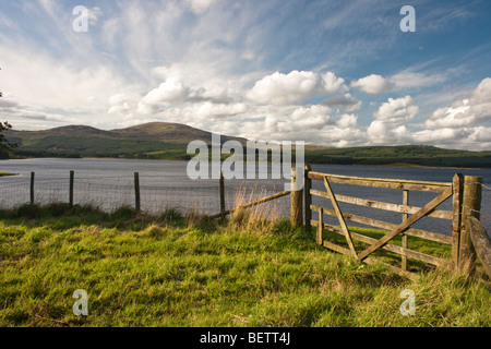 Clatteringshaw Loch, Hof und Abendlicht Stockfoto