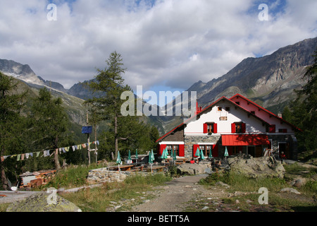 Rifugio Gerli-Porro unterstützt von Monte del Forno in oberen Valmalenco, Italien Zentralalpen Stockfoto