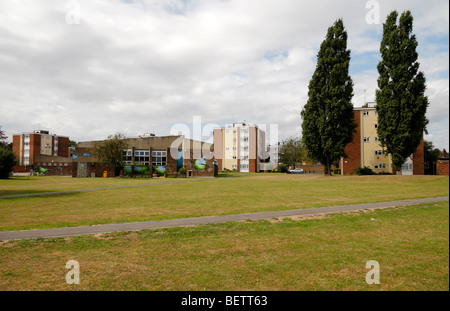 Neu lackiert bunte Wandmalereien, die vor kurzem zu Schinken & Petersham Jugendclub, Schinken Village Green, Richmond, Großbritannien. Aug 2009 Stockfoto