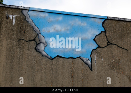 Neu lackiert bunte Wandmalereien, die vor kurzem zu Schinken & Petersham Jugendclub, Schinken Village Green, Richmond, Großbritannien. Aug 2009 Stockfoto