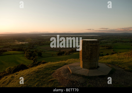 Sonnenuntergang an der Topograph auf Coaley Gipfel in der Nähe von Stroud Gloucestershire, England Stockfoto