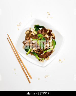 Huhn Cashew unter Rühren braten, mariniert in Tamarind paste, Sojasauce, Knoblauch und Zitronensaft. Stockfoto