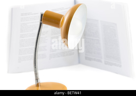 Tisch Lampe Schreibtisch leicht Bajour rot gelb mit Buch Stockfoto
