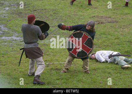 Schwert Kampf auf einem Schlachtfeld in Wikinger Reenactment in Tiel in den Niederlanden Stockfoto