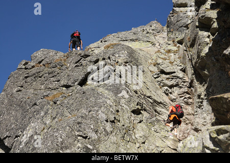 Paar Touristen auf gefährliche Teil des "Adlers Pfad" - touristische Trail im Tatra-Gebirge. Polen. Stockfoto