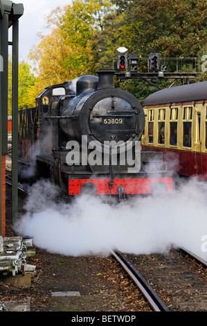 Dampf-Lokomotive 53809 Dampf ablassen an Pickering Raiway Station während der Pickering Kriegszeit Wochenend-Event im Oktober 2008 Stockfoto
