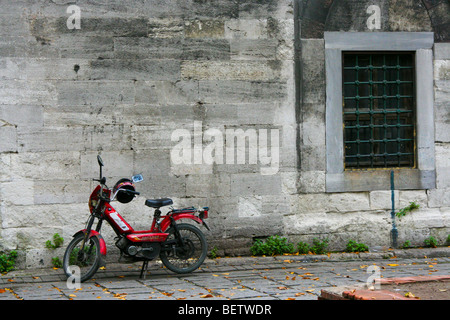 Motorrad gegen die byzantinische Mauer in der Beyazit-Platz in Istanbul, Türkei. Stockfoto