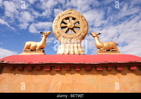 Die Statuen auf dem Dach auf der Oberseite Jokhang Tempel in Lhasa von zwei goldenen Hirschen flankieren eine Dharma-Rad. Stockfoto