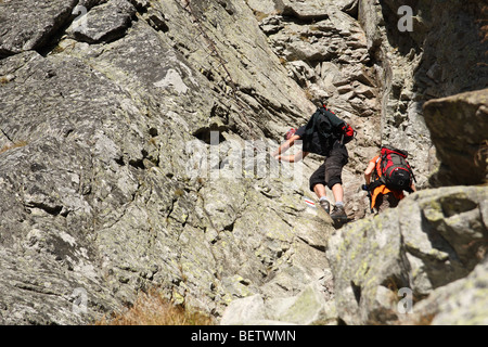 Paar Touristen auf gefährliche Teil des "Adlers Pfad" - touristische Trail im Tatra-Gebirge. Polen. Stockfoto