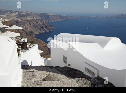 Blick Richtung Firostefani und Fira entlang dem Rand der Caldera von Imerovigli, Santorin, Kykladen, Griechenland Stockfoto