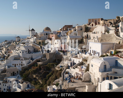 Santorini, Griechenland.  Blick über Oia vor Sonnenuntergang.  Blick aufs Meer Mittelmeer.  Meer, Dorf.  Touristischer hotspot Stockfoto