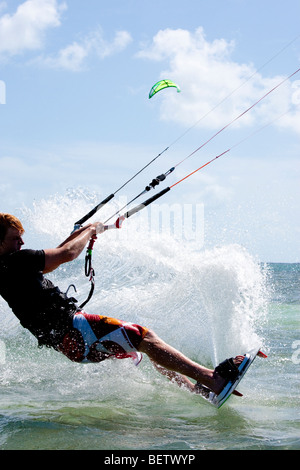 Junger Mann auf Kiteboard Stockfoto