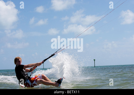 Junger Mann auf Kiteboard Stockfoto