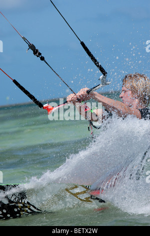 Junger Mann auf Kiteboard Stockfoto