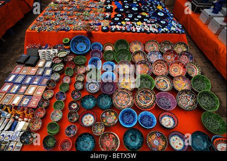 Traditionelle türkische Geschenke zum Verkauf auf dem Wochenmarkt in Kalkan Stockfoto