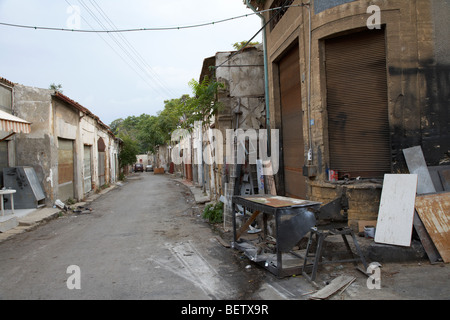 Straße in der alten Stadt Nikosia führt zu der UN-Pufferzone im grünen Trennlinie zwischen Nord und Süd Zypern Stockfoto