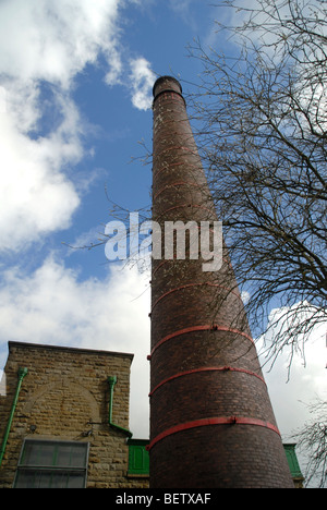 Die Mühle-Schornstein der Dampfmaschine antreiben Webstühle von der Queen Street Mühle Textilmuseum in Burnley in Lancashire Stockfoto