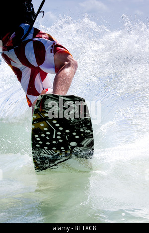 Junger Mann auf Kiteboard Stockfoto