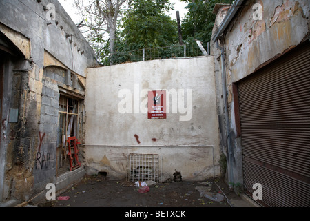 verbotene Zone Warnzeichen und ummauerten Sperrgebiet von der UN-Pufferzone in der grünen Linie Stockfoto