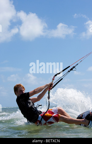 Junger Mann auf Kiteboard Stockfoto