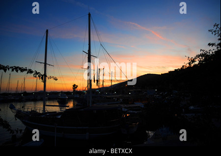 Masten der Segelboote gegen den Himmel bei Sonnenuntergang in Kalkan Stockfoto