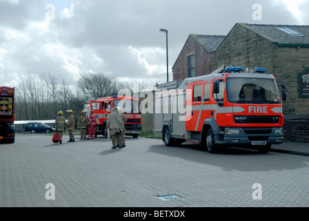 Die Feuerwehr außerhalb der Queen Street Mühle Textilmuseum in Burnley in Lancashire Stockfoto