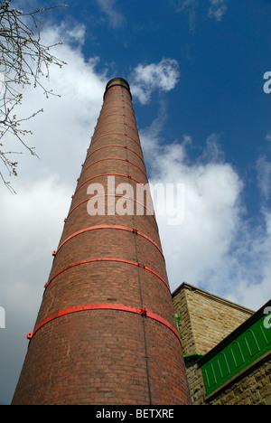 Die Mühle-Schornstein der Dampfmaschine antreiben Webstühle von der Queen Street Mühle Textilmuseum in Burnley in Lancashire Stockfoto