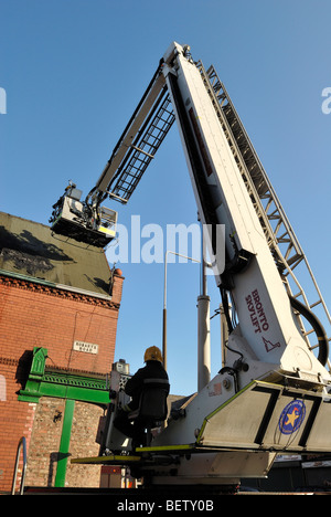 Feuerwehr Bronto Skylift Hebebühne bei Hausbrand Stockfoto